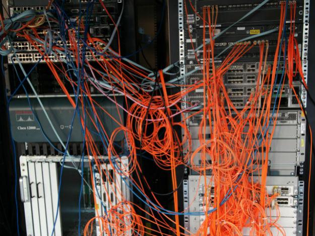 servidor_rack_data_center_bagunca.jpg