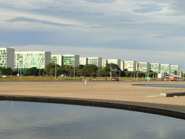 800px-esplanada_dos_ministerios_-_brasilia_-_dsc00014.jpg
