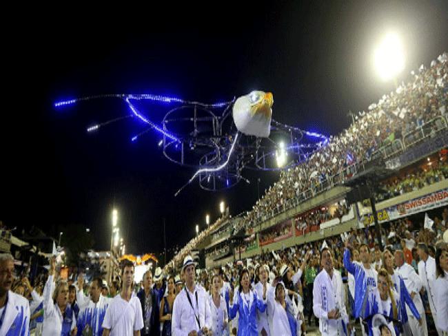 ANAC notifica Portela por desfile com 400 drones sem autorização