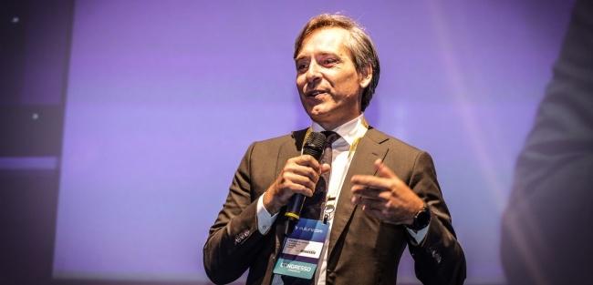 CEO da TIM pede autocrítica para setor: "Não temos obrigação de dar WhatsApp de graça"