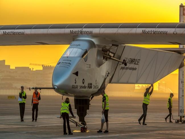Avião movido a energia solar inicia volta ao mundo