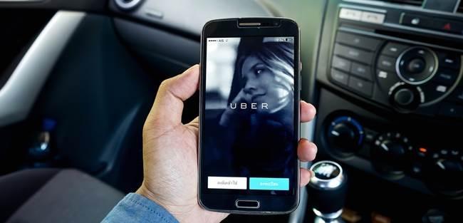 Taxistas protestam contra regulamentação do Uber em frente à Câmara de São Paulo