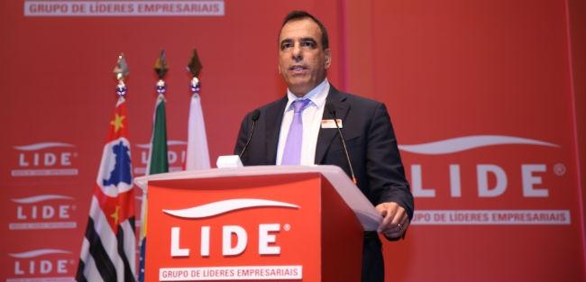 Presidente da Telefônica Vivo critica alta carga tributária em telecom