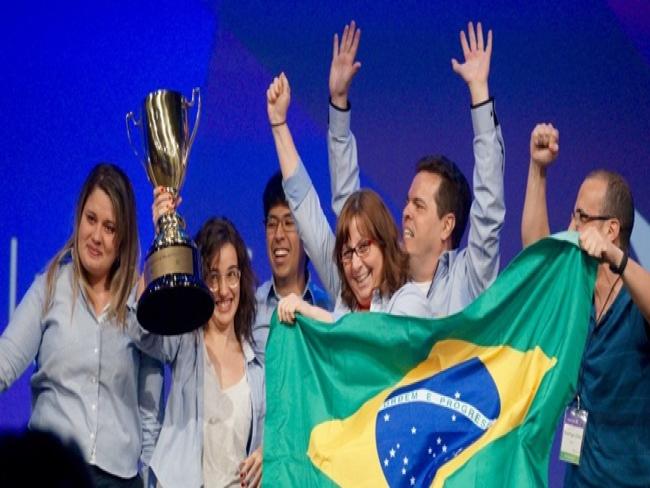 Brasileiros criam plataforma on-line de roupas sob medida e vencem concurso mundial