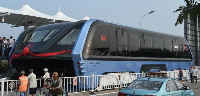 China testa tecnologia para construção de ônibus elevado