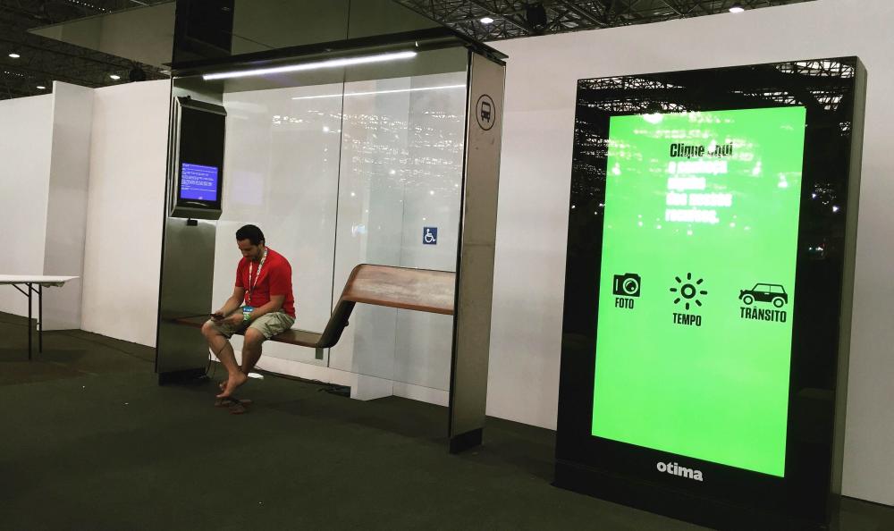 Conheça o abrigo de ônibus do futuro recheado de tecnologias