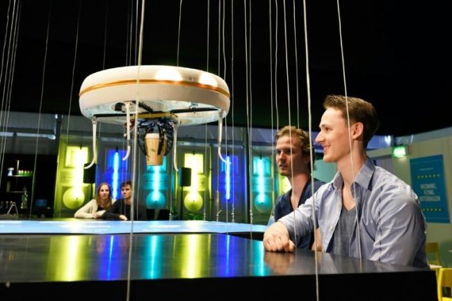 Já imaginou um café comandado por drones? Agora ele existe