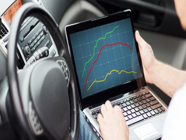 Pesquisadores invadem sistema de carro e acionam freios usando um SMS