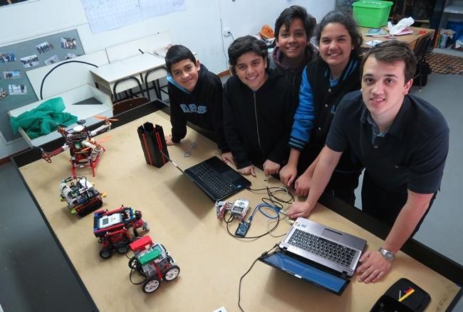 Estudantes de Curitiba montam robôs solidários