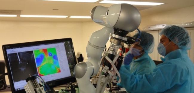 Robô cirurgião supera colegas humanos que realizam mesmo procedimento