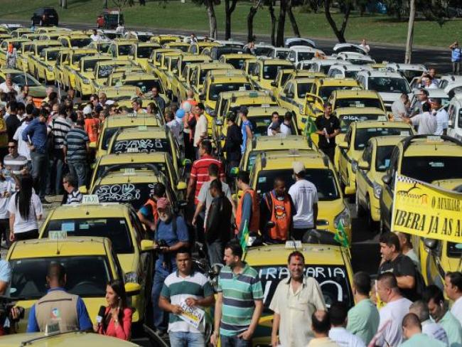 Taxistas do Rio protestam contra Uber e aplicativo oferece viagens de graça