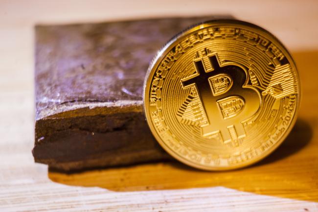 Bitcoin bate recorde e vai além de US$1.000