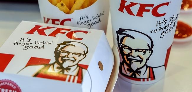 Rede de fast food na China testa robô para sugerir menu a clientes