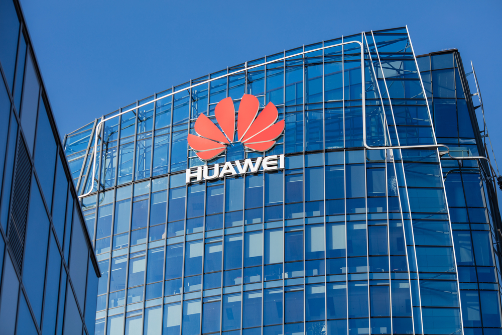 prédio com logo da huawei na fachada