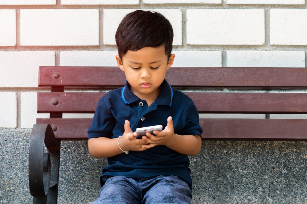 criança usando a internet