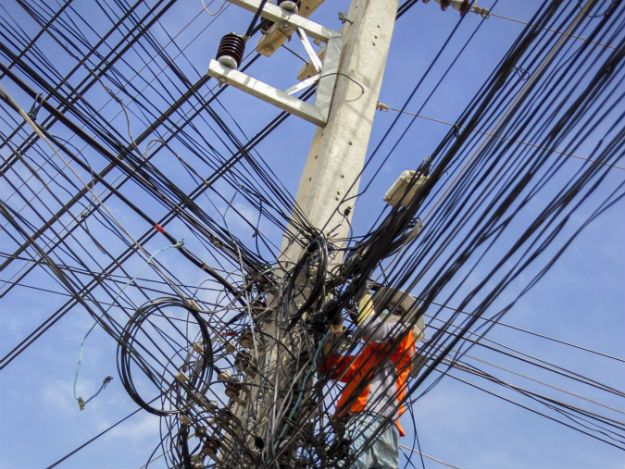 electrical-cable-mess-2654084.jpg