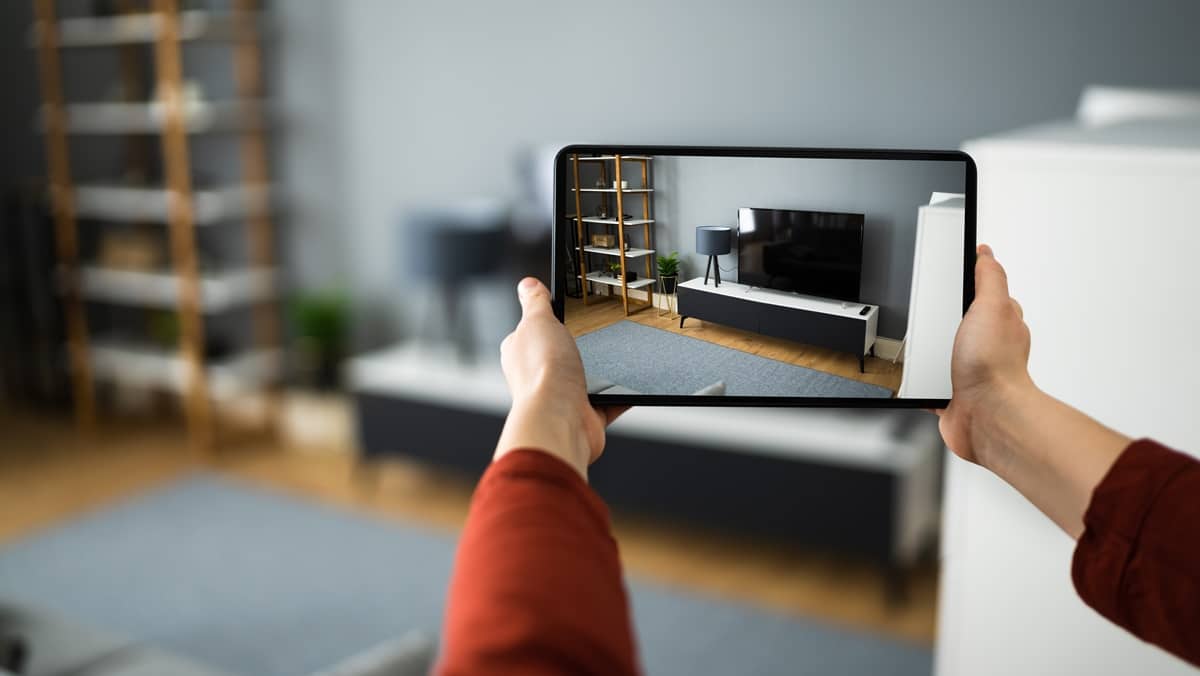 corretor de imóveis com tablet, construtechs