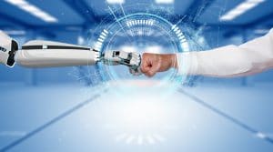 homem e robô tocando mãos