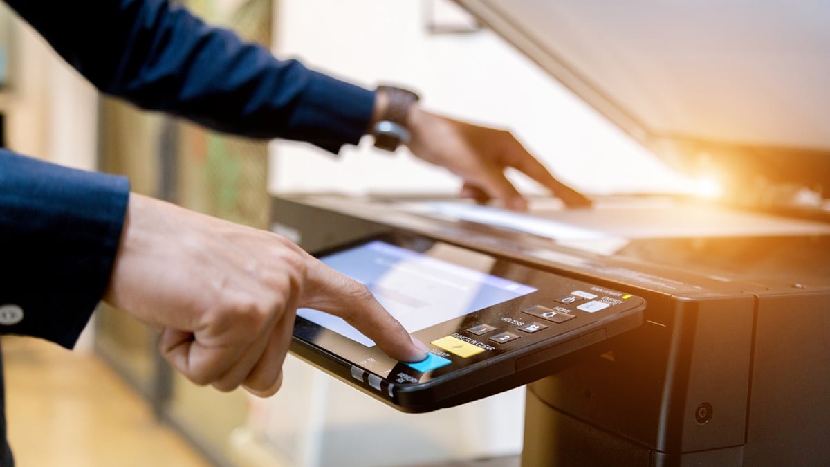 impressora sendo usada com as mãos