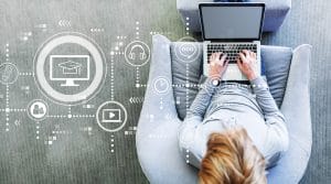 mulher aprendendo no computador