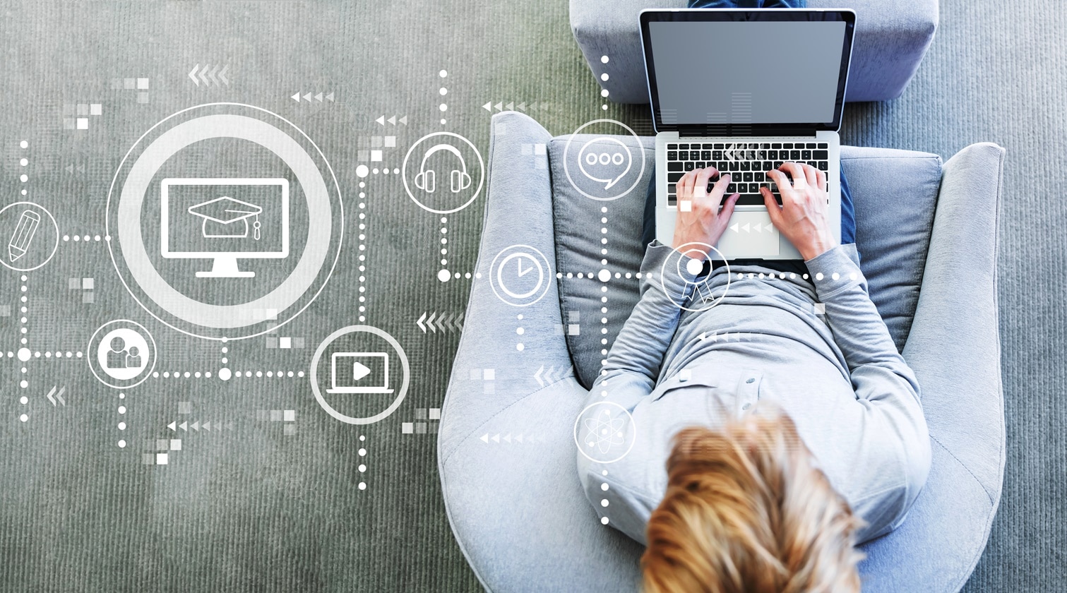 mulher aprendendo no computador