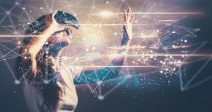 jovem utilizando dispositivo de realidade virtual