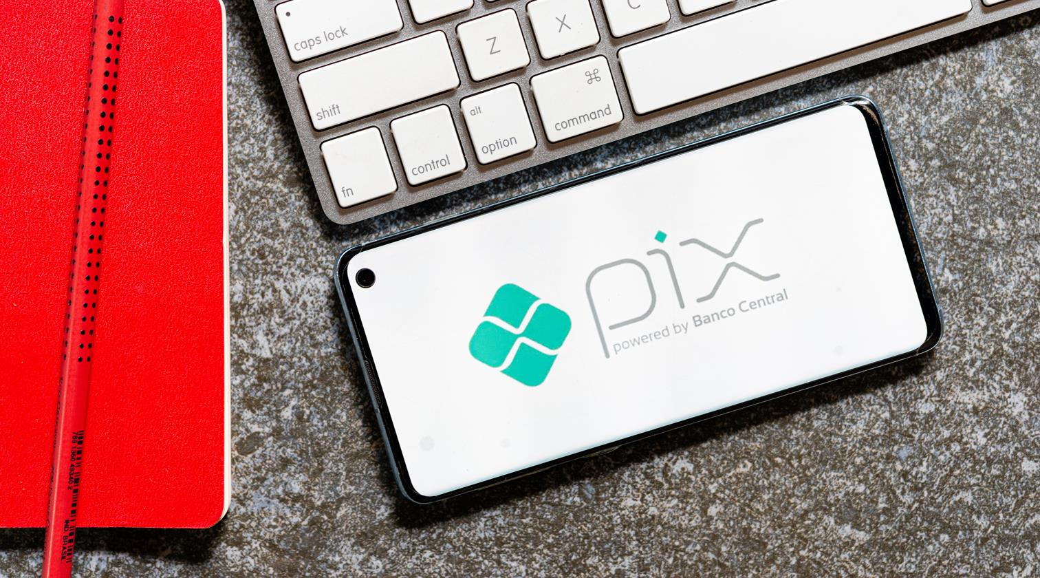 pix pagamento teclado celular caderno de notas vermelho