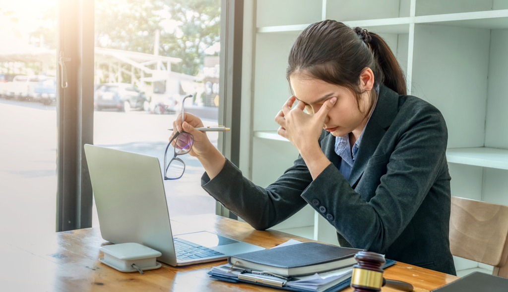 advogada, estresse, notebook