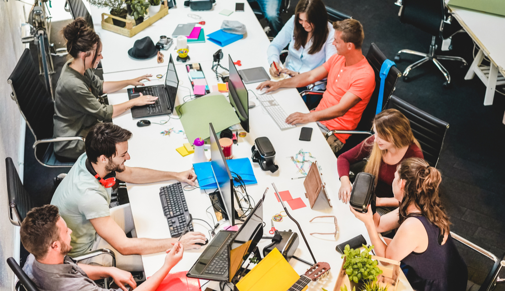 startup pressoas trabalhando juntas