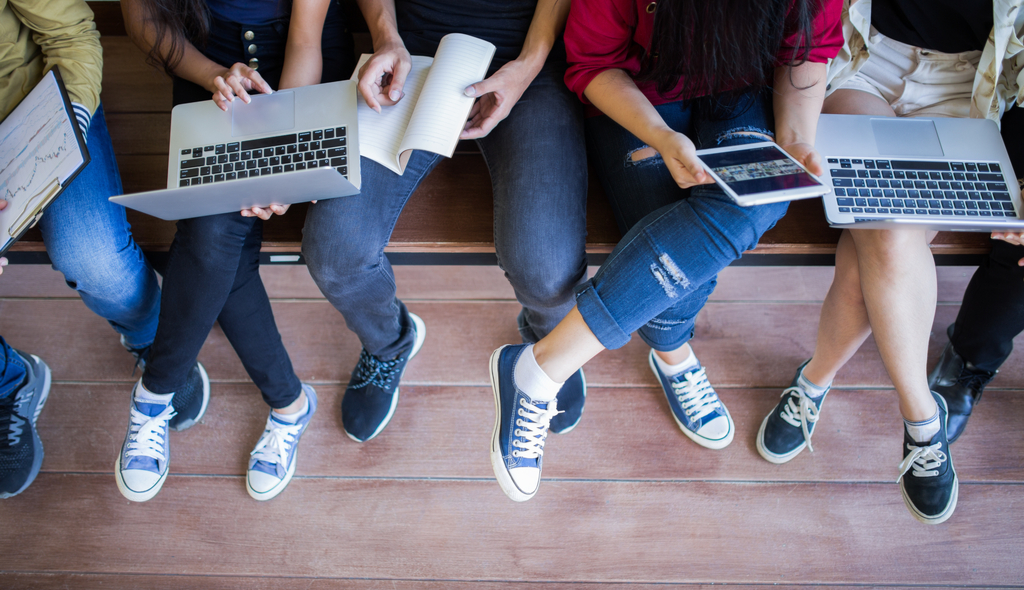 estudantes, jovens, notebook, tablet, estudo, faculdade, universidade