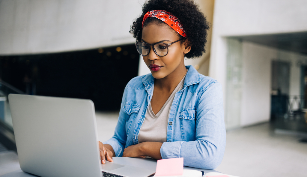 mulher negra trabalho remoto home office