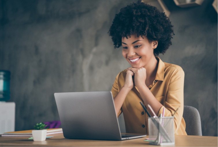 mulher negra notebook marketing sorriso feliz