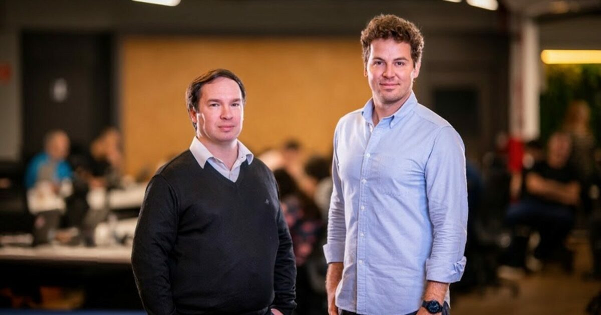 Rene Almeida e João Lima, co-CEOs da Voke, em um ambiente empresarial moderno, com fundo desfocado destacando uma atmosfera de trabalho em equipe (Voke, Agasus Microcity)