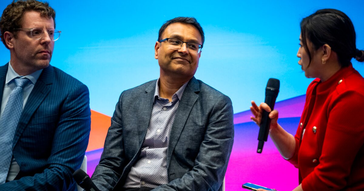 ESG, IA generativa, AWS. Da direita para a esquerda: Prasad Kalyanaraman, VP de Infraestrutura, AWS Neil Thompson, Diretor do projeto de pesquisa FutureTech do MIT. Foto: divulgação.