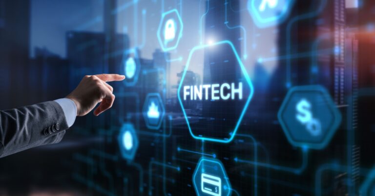 Mão de um empresário apontando para uma interface digital futurista com o texto 'fintech', destacando ícones de segurança, transações e conectividade financeira em tons de azul, fintechs