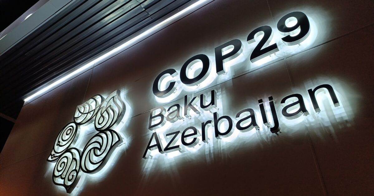 Logotipo iluminado da COP29 em uma parede, destacando o local do evento em Baku, Azerbaijão, com um design de luzes brancas que realça o nome da cidade e o número da conferência. (crédito de carbono)