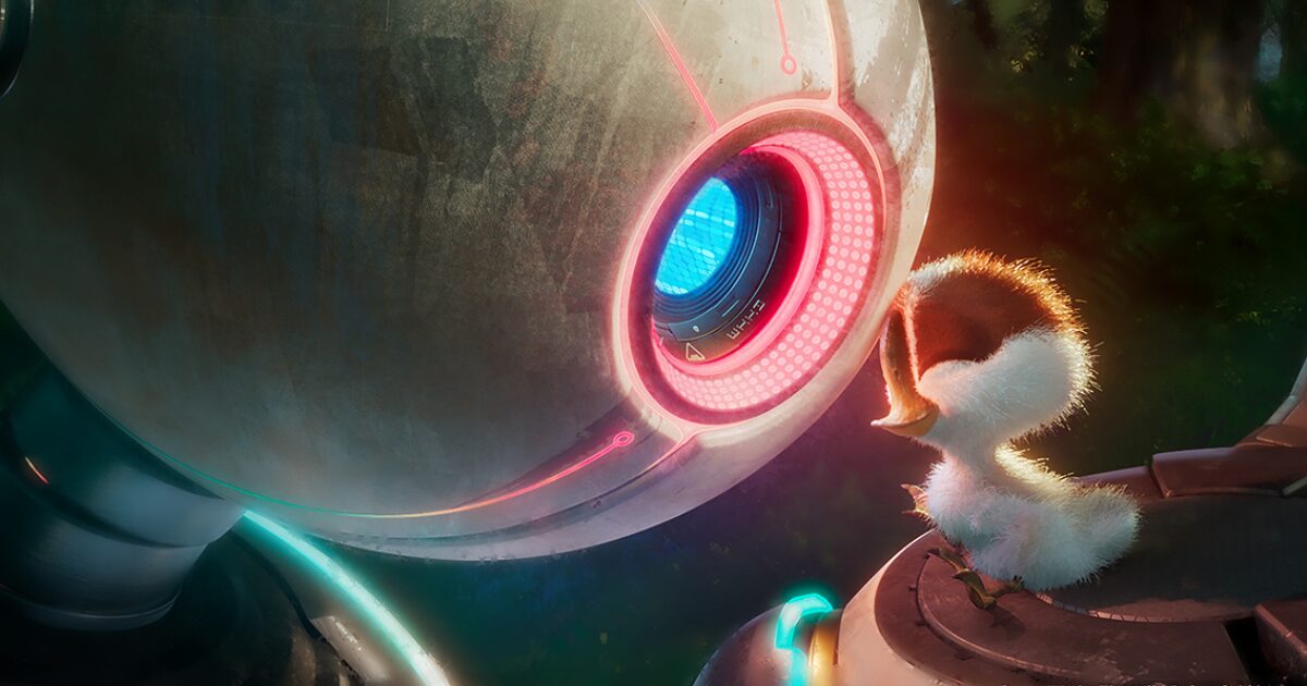 Imagem de divulgação do filme 'Robô Selvagem' ('The Wild Robot'), mostrando um grande robô com um olho luminoso azul e rosa interagindo de perto com um pequeno pássaro fofo, em um ambiente natural iluminado suavemente