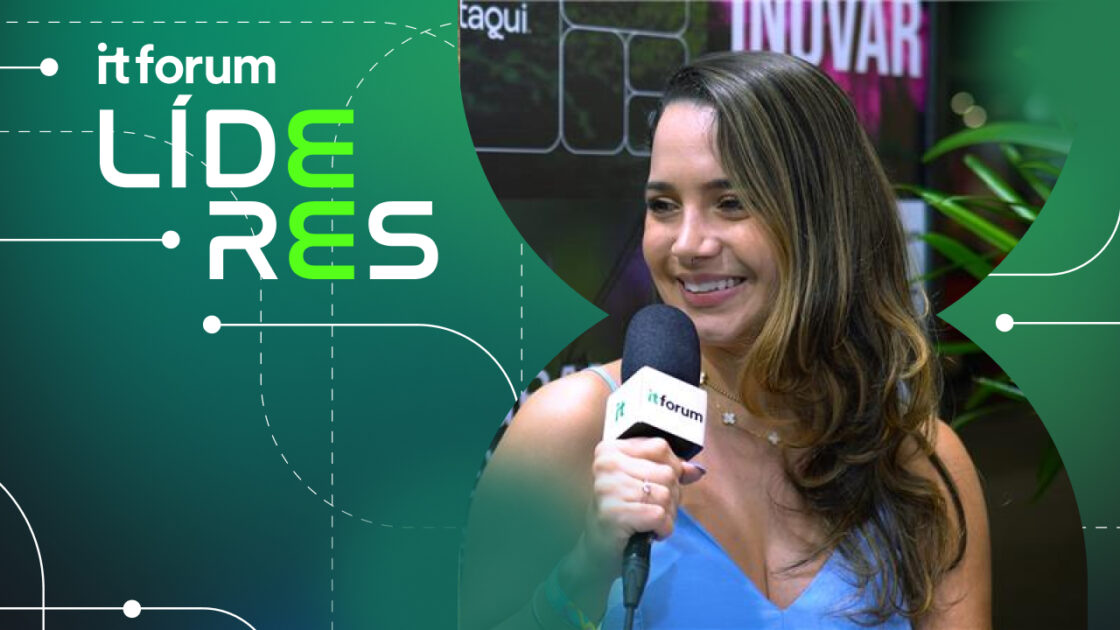 Imagem de Danielle Sene, gerente de Marketing da CI&T, sorrindo enquanto segura um microfone com o logotipo do IT Forum. Ela está em um ambiente decorado com plantas e elementos modernos. À esquerda, um fundo verde com o título 'IT Forum Líderes' apresenta elementos gráficos que simbolizam tecnologia e conexão
