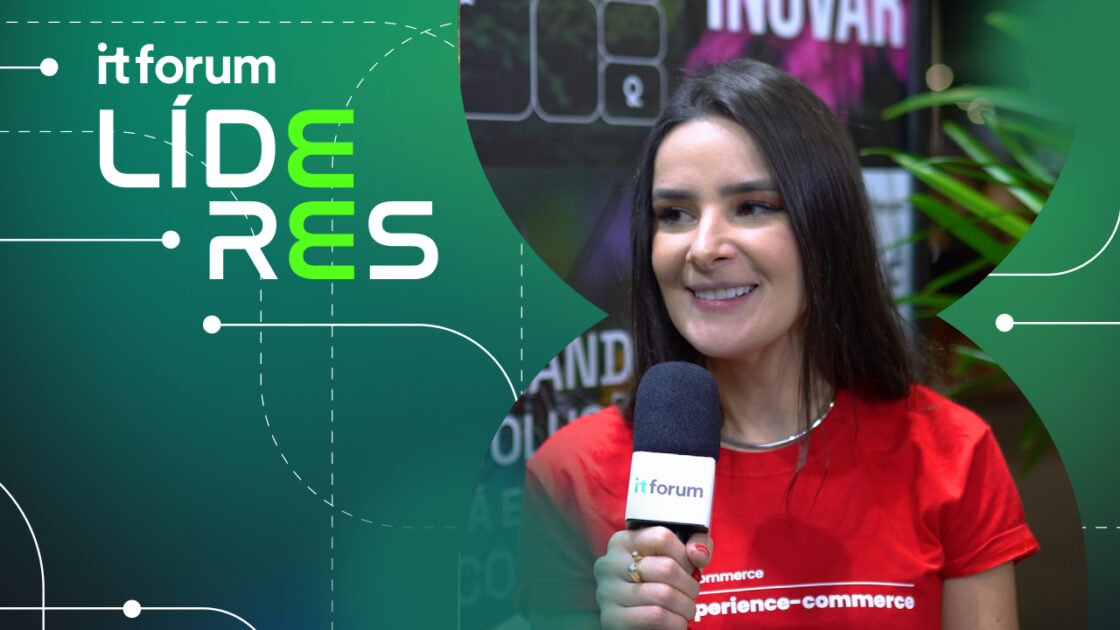 "Imagem de Lighia Fernandes, CMO da Doris, sendo entrevistada no evento IT Forum Líderes. Ela veste uma camiseta vermelha com a palavra 'e-commerce' em destaque e segura um microfone com o logo do IT Forum. O fundo possui elementos visuais modernos com a marca do evento