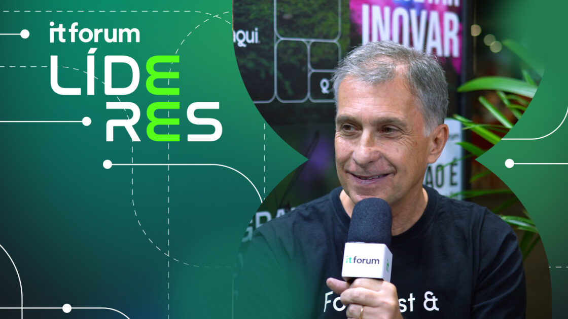 Imagem de Maurício Vergani, CEO e cofundador da Neoxs, segurando um microfone com o logotipo do IT Forum durante uma entrevista. Ele está sorrindo e veste uma camiseta preta, em um ambiente decorado com plantas e elementos visuais modernos. À esquerda, o fundo verde com o título 'IT Forum Líderes' é complementado por linhas gráficas que simbolizam inovação e conectividade
