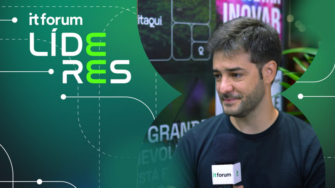 Imagem de Caio Almeida, CEO da Estoca, segurando um microfone com o logotipo do IT Forum durante uma entrevista. Ele veste uma camiseta preta e está em um ambiente com decoração moderna e elementos tecnológicos ao fundo. À esquerda, o fundo verde apresenta o título 'IT Forum Líderes' com linhas e gráficos que simbolizam inovação e conectividade