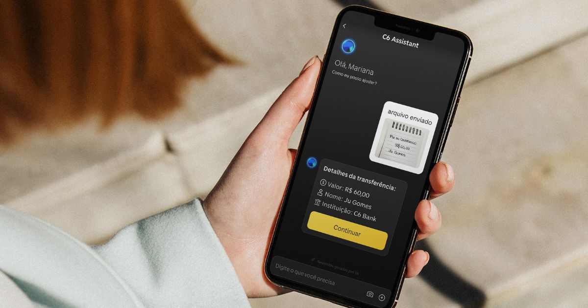 A imagem mostra uma pessoa segurando um smartphone com a tela exibindo o C6 Assistant, um assistente virtual do banco C6. Na tela, está um aviso com a saudação "Olá, Mariana, como eu posso ajudar?" e informações sobre uma transferência de R$ 60,00 para o nome "Ju Gomes", com o banco "C6 Bank" listado. Um arquivo foi enviado e aparece na tela como uma imagem do comprovante. A interface do aplicativo é moderna, com um botão amarelo de "Continuar" visível na parte inferior