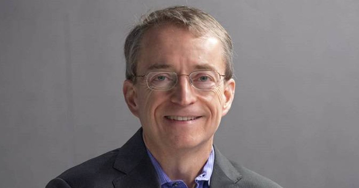 A imagem mostra Pat Gelsinger, CEO da Intel, posando com um sorriso e braços cruzados. Ele está usando um terno escuro com uma camisa azul claro por baixo. O fundo da imagem é simples e neutro, com uma parede cinza, criando um ambiente corporativo profissional. Pat Gelsinger tem uma expressão amigável e confiante, transmitindo liderança e acessibilidade (Patrick Gelsinger Intel)