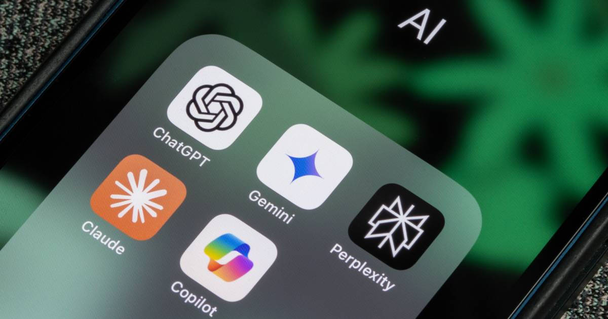 Tela de smartphone exibindo aplicativos de inteligência artificial, incluindo ChatGPT, Gemini, Claude, Copilot e Perplexity, representando soluções de IA disponíveis para uso em dispositivos móveis, tecnologia, tecnológica
