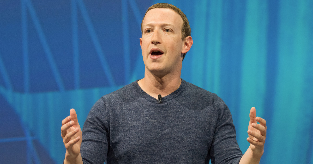 Mark Zuckerberg, fundador e CEO da Meta, falando em um evento, com um fundo azul abstrato