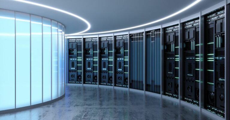 A partir de 2026, o estado de Minas Gerais terá seu primeiro parque de data centers. O projeto é uma iniciativa da Supernova com a Mapa de Investimentos. Juntas, as empresas já desenvolveram mais de R$ 2 bilhões em operações imobiliárias e agora planejam começar as obras na em Leopoldina no segundo semestre deste ano. Com o auxílio da Secretaria de Estado de Desenvolvimento Econômico (Sede-MG) e de sua agência vinculada, Invest Minas, a empreitada já atraiu R$ 300 milhões em investimento privado. A expectativa do governo é de gerar cerca de 1,1 mil empregos diretos. O parque receberá até três data centers de grandes players do mercado de hiperescala. Espera-se que o primeiro edifício, com capacidade de TI de 60 MW, comece a operar em 2026. As outras instalações deverão contar com capacidade semelhante, totalizando aproximadamente 200 MW. Neste momento, as empresas estão em fase de conversa com interessados em desenvolver seus projetos no local. BNDES, Scala