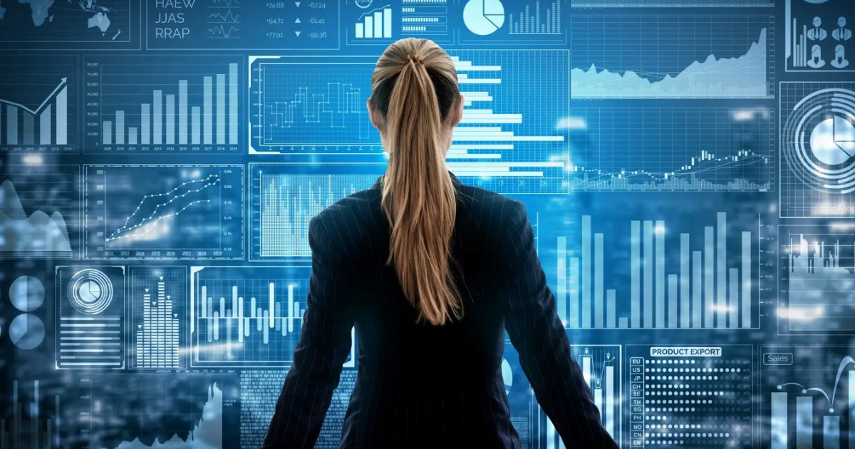 A imagem mostra uma mulher de costas, vestindo um terno escuro, observando uma tela digital repleta de gráficos, estatísticas e dados analíticos em tons de azul. A cena transmite um conceito de análise de dados, inteligência artificial e tomada de decisões baseadas em informações digitais. (dados, analytics, data driven, afip, gartner)