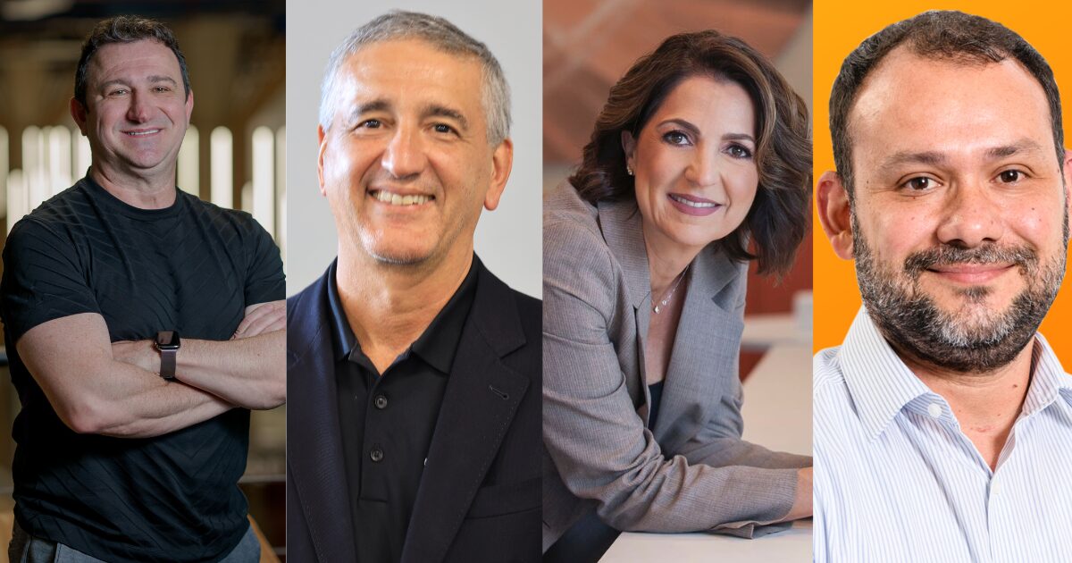 Montagem com quatro fotos de executivos que serão palestrantes no IT Forum Trancoso. Da esquerda para a direita: um homem de braços cruzados usa uma camisa preta, sorrindo em um ambiente iluminado; um segundo homem de cabelos grisalhos e blazer preto, sorrir contra um fundo neutro; uma mulher de cabelos castanhos planos, usa um blazer cinza e orientado sobre uma mesa, sorrindo; e um quarto homem, com barba curta e camisa social listrada, sorrindo contra um fundo laranja.