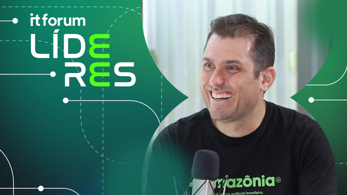 A imagem mostra Nelson Leoni, CEO da Widelabs, sorrindo enquanto participa de uma entrevista ou evento. Ele veste uma camiseta preta com a palavra "Amazônia" destacada em verde. No fundo, há um design gráfico em tons de verde com o texto "it forum LÍDERES", indicando que se trata de um evento ou programa relacionado à liderança no setor de tecnologia. Na frente dele, há um microfone, sugerindo que ele está falando em um podcast ou painel de discussão.