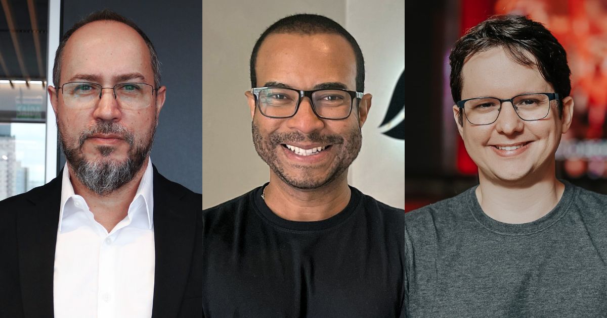 Foto de três executivos lado a lado. Da esquerda para a direita: Marco Alexandre Garcia, novo diretor de Cibersegurança da Nava, veste paletó preto e camisa branca, tem barba e usa óculos; Fábio Oliveira, novo CTO da D4Sign, veste camiseta preta, usa óculos e está sorrindo; Cesario Martins, CEO da Zoop, veste camiseta cinza, usa óculos e também está sorrindo. O fundo da imagem é variado, indicando ambientes internos diferentes para cada executivo (executivos da semana)